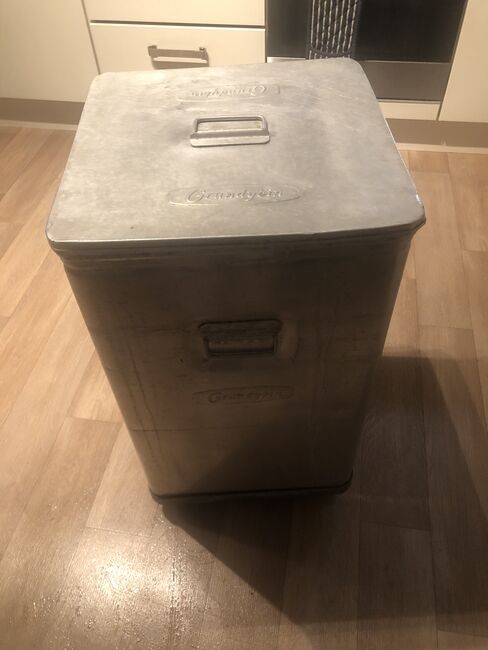 Grundy bin feed storage, Grundy, Louise, Heu & Stroh, Lyne