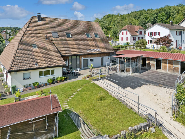 REITSPORTIMMOBILIE MIT ZWEI WOHNEINHEITEN UND DER MÖGLICHKEIT ZUR INDIVIDUELLEN PFERDEHALTUNG, Immoleader Immobilen GmbH / reitsportimmobilien.ch, Equestrian Properties, Hünenberg