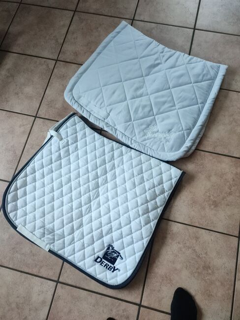 Hennig und Derby Schabracke weiß Dressur Bandagen ab 4€, Hennig , Stefanie , Dressage Pads, Weesby