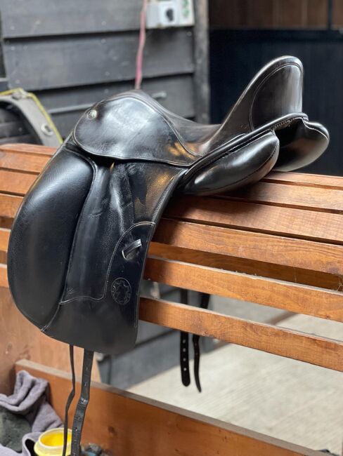 Hennig Sattle 17", Hennig, Manon Vlieg, Dressage Saddle, Koedijk, Image 3