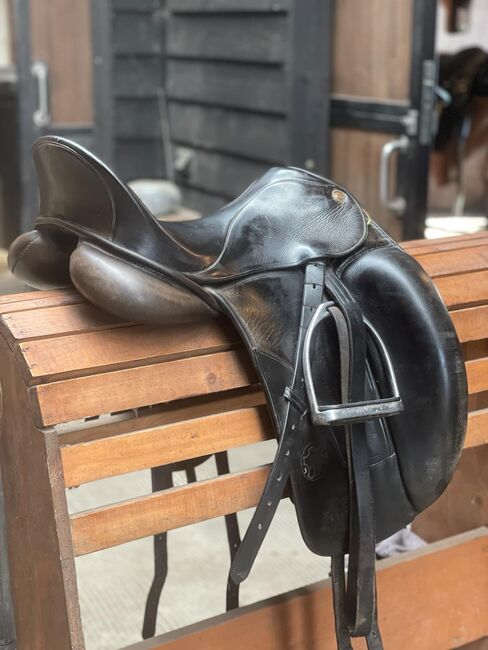 Hennig Sattle 17", Hennig, Manon Vlieg, Dressage Saddle, Koedijk, Image 2