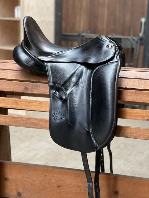 Hennig Sattle 17", Hennig, Manon Vlieg, Dressage Saddle, Koedijk, Image 4