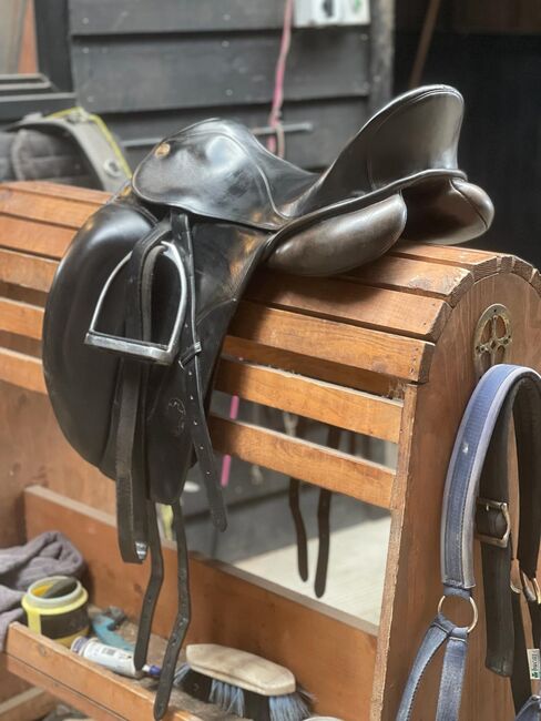 Hennig Sattle 17", Hennig, Manon Vlieg, Dressage Saddle, Koedijk, Image 3