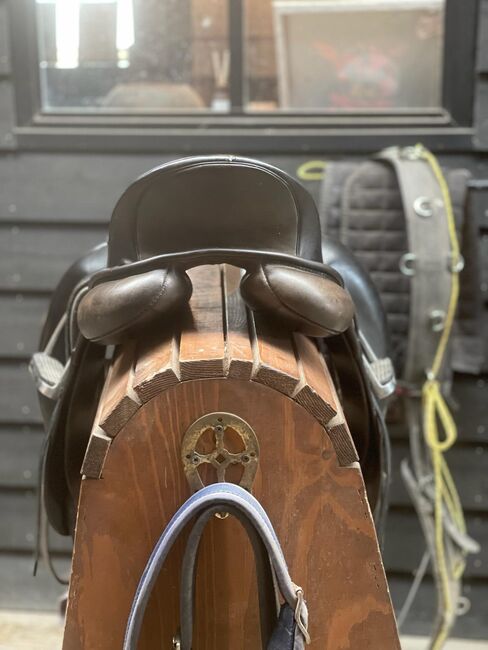 Hennig Sattle 17", Hennig, Manon Vlieg, Dressage Saddle, Koedijk, Image 4