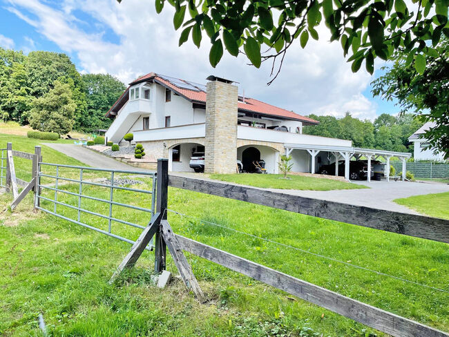 Hessen, Landkreis Fulda - grosses Wohnhaus mit ELW und Pferdestall zu verkaufen, Sabine Wesseln, Maras World of Horses (Maras World Solutions S.L.), Nieruchomości jeździeckie, Hosenfeld