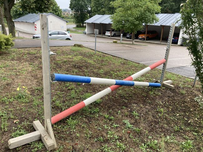 Hindernisse Sprung Ständer Holz mit Stangen Kunststoff, Weinfurtner, Reitplatz, Tegernheim, Abbildung 2