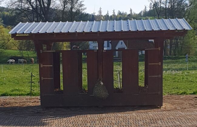 Heuraufe mit 12 Fressplätzen, Anne Behrens , Hay Nets, Bags & Rags, Breitenbach am Herzberg