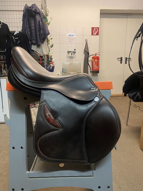 Springsattel Erreplus CA 17 Zoll braun, Erre Plus CA (Christian Ahlmann), Caroline , Jumping Saddle, Wien, Image 6