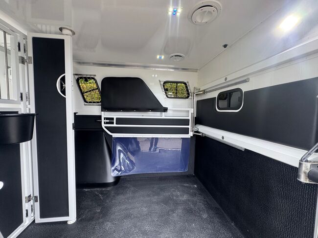 Pferdetransporter Renault Master 3 Schlafplätze 5 Sitzplätze 170PS Viehtransporter Tiertransporter, Dickenherr Dickenherr Team, Gerhard Strobel (Dickenherr Trucks und Trailers), Horse Trailers, Baden-Württemberg - Unterschneidheim, Image 10