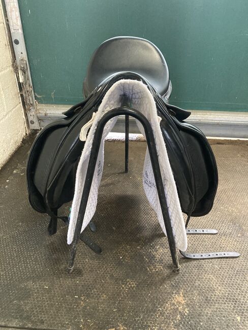 Ideal Suzannah dressage saddle 17” MW black, Ideal Suzannah, Heidi, Dressage Saddle, Swindon, Image 4