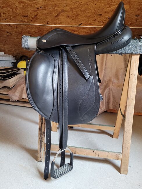 Ikonic Evolution Dressursattel Lackdetails 17", Ikonic  Evolution , Martina Kähler , Dressage Saddle, Helmstorf 