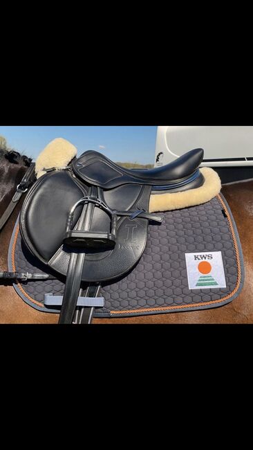 Ikonic Evolution Springsattel / Tausch, Ikonic Evolution, Zoe Schöneberg, Jumping Saddle, Alzenau 