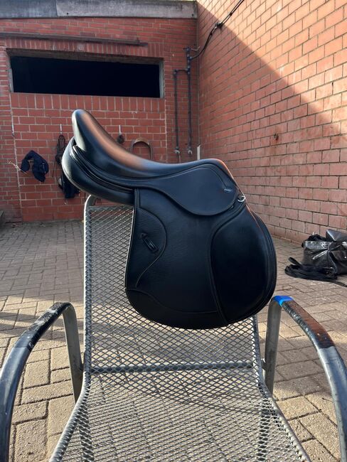 Ikonic hybrid light Springsattel 17 Zoll, Ikonic Hybrid light, Oliver zahn, Jumping Saddle, Rheine 