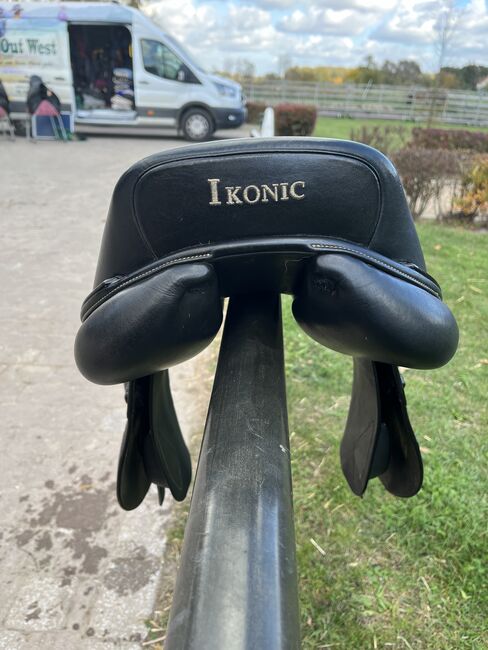 Ikonic Springsattel „PRO Evolution“, 17 Zoll, schwarz, Ikonic Pro Evolution, Annika Lüning, Jumping Saddle, Berlin , Image 10