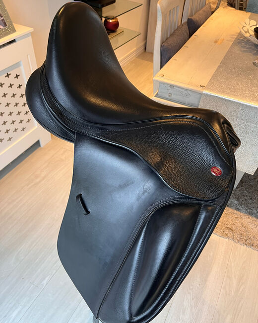 Immaculate condition Kent and Masters Dressage saddle, Kent and Masters MDS surface block 17” Dressage adjustable , Jacey , Dressage Saddle, Hatfield , Image 7