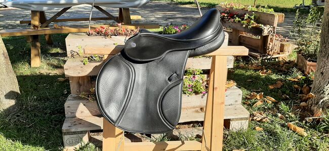 Springsattel Butterfly Claudia 17S F - neuwertig, Dt. Saddlery Butterfly Claudia Spring 17 S F, Maresa, Jumping Saddle, Pfullingen, Image 6