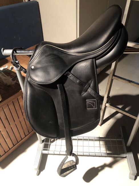 Springsattel CHILDERIC Leder schwarz kaum genutzt 3.170€, Childeric FAP Springsattel 2 3/4 Kalbsleder. Schwarz mit Paspel Parchemin, Yvonne Blasche , Jumping Saddle, Grünwald , Image 2