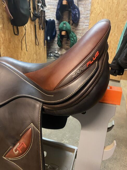 Springsattel Erreplus CA 17 Zoll braun, Erre Plus CA (Christian Ahlmann), Caroline , Jumping Saddle, Wien, Image 4