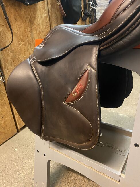 Springsattel Erreplus CA 17 Zoll braun, Erre Plus CA (Christian Ahlmann), Caroline , Jumping Saddle, Wien, Image 2