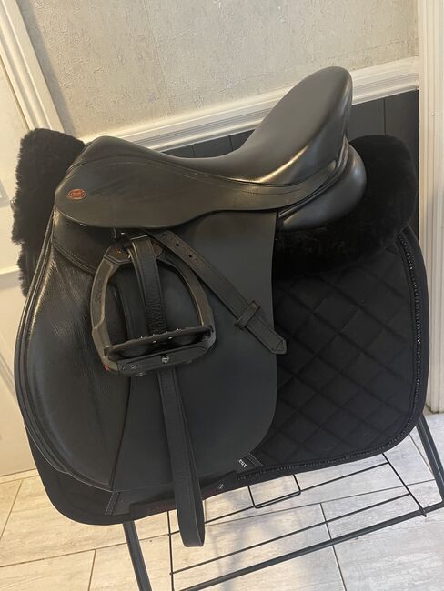 Kent and Masters GPD 17”, Kent and Masters GPD, Carol , Dressage Saddle, Mallow, Image 3