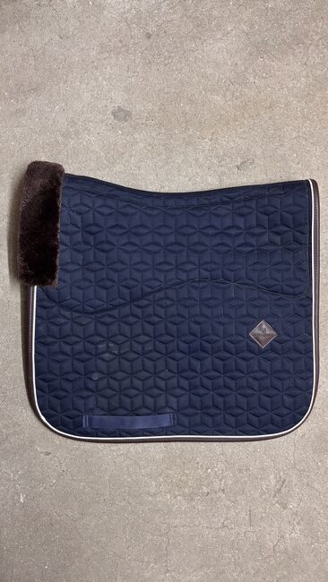 Kentucky Dressur Schabracke blau mit braunem Fell, Kentucky, Laura P., Dressage Pads, Mainz