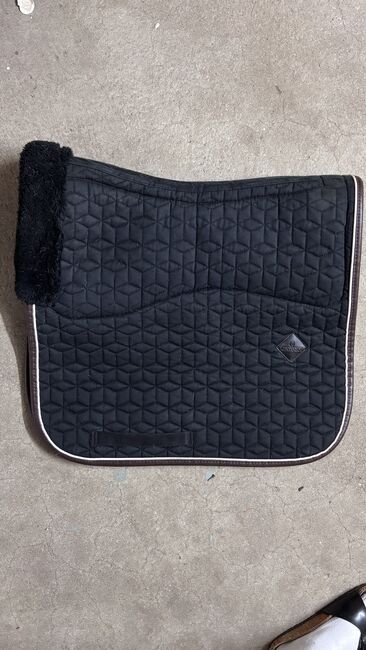Kentucky Dressur Schabracke schwarz mit schwarzem Fell, Kentucky, Laura P., Dressage Pads, Mainz