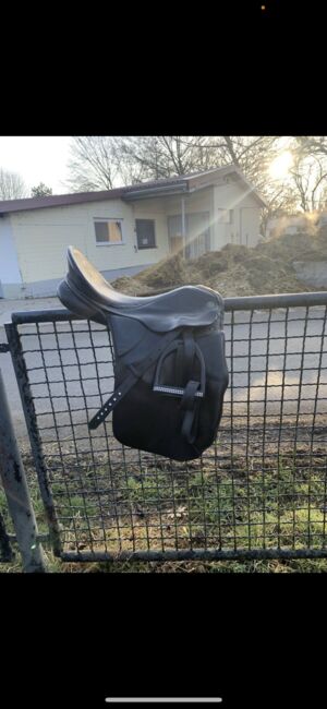 Kieffer Dressursattel Schwarz 17,5 Sitzfläche und mittlerer Kammer, Kieffer Lech , Lena John, Dressage Saddle, Viernheim 