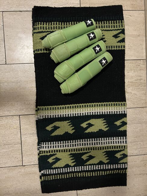 L-Pro West Showblanket und Fesselkopfgamaschen, L-Pro West Showblanket und Fesselkopfgamaschen, Alessio Muratore, Inne podkładki pod siodło, Roigheim