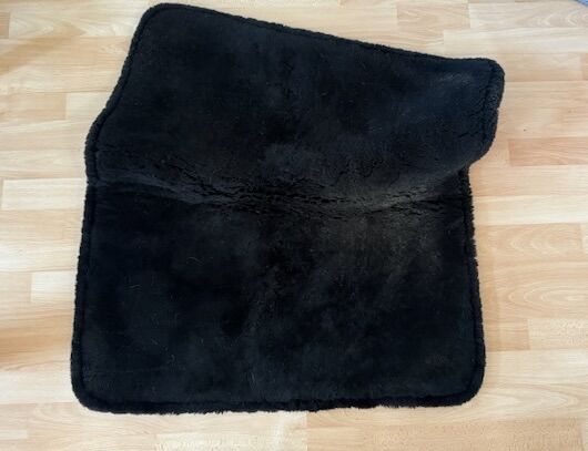 Lammfellpad von Stonedeek Kirschrot/schwarz, Stonedeek Lammfellpad, Myriam, Western Pads, Heilbronn, Image 3