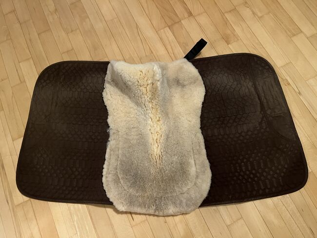 Lammfellschabracke Reitsport Engel, Reitsport Engel Dressur, Petra, Schabracken, Stegaurach, Abbildung 2