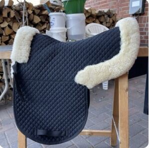 Neuwertige Lammfell Satteldecke, Loesdau, Anne Biedermann , Dressage Pads, Wehr