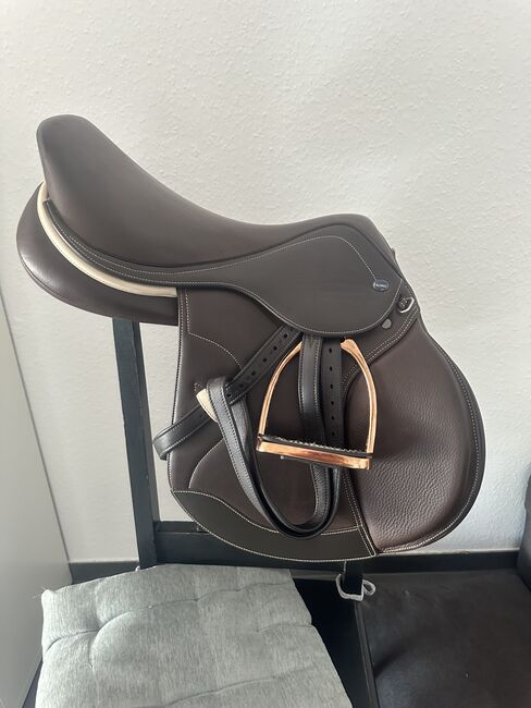 Ikonic light Springsattel braun 17,5 Zoll, Ikonic Light, Yara Simson, Siodła skokowe, Wathlingen, Image 4