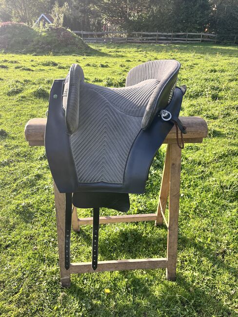 Marjoman Riano met Zalea grijs-zwart, Marjoman Riano, Tish van Walsem-Kuiper, Barocksattel, Nieuwlande