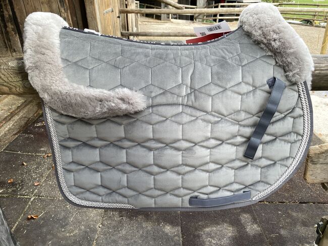 Mattes Lammfellschabracke Samt Grau VS Gr. L *NEU*, Mattes Schabracke, Alena , Dressage Pads, Bruckmühl, Image 2