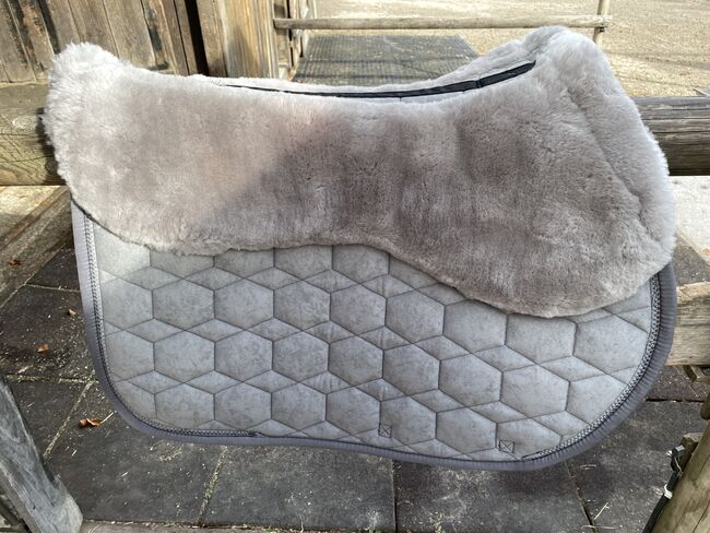 Mattes Lammfellschabracke Samt Grau VS Gr. L *NEU*, Mattes Schabracke, Alena , Dressage Pads, Bruckmühl, Image 4
