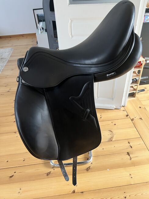 neuwertiger Prestige Dressursattel 18‘Zoll, Prestige, Carlotta Elisa Eberhard, Dressage Saddle, Düsseldorf 