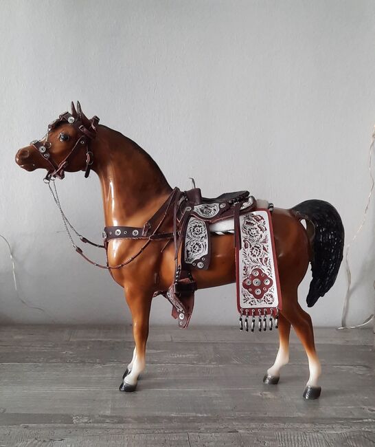 Modellpferd Breyer Arabian glossy mit Western-Set von 2000, Breyer, Kerstin Braun, Sonstiges, Lohr am Main