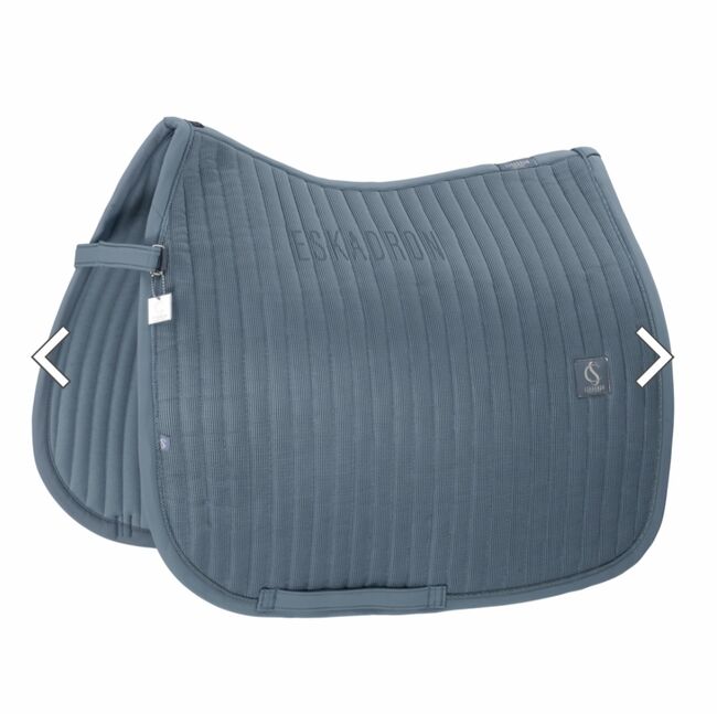 NEU Eskadron Schabracke DL steel blue FS 2025, Eskadron Mesh steel blue (classic Sports horses FS 2025), Kim G., Dressage Pads, Stolberg 