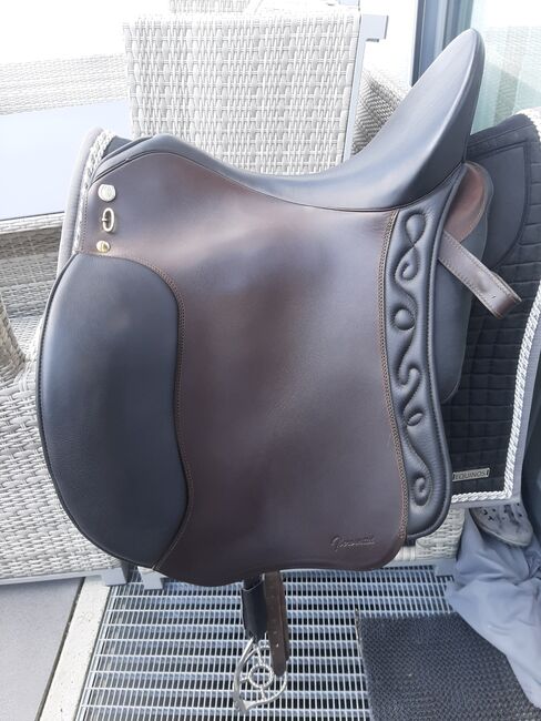 Neu Iberosattel Sommer Dressage Andaluz 17,5 Amazona Compact Comfort 32 Braun Schwarz Barock Juchten, Iberosattel  Dressage Andaluz , Sandra G. , Dressage Saddle, Gilching, Image 9