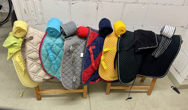 Schnäppchen Paket mit 7 Dressur-Schabracken, 18 Bandagen & Fliegenohren, Kat Ri, Czapraki, Griesheim