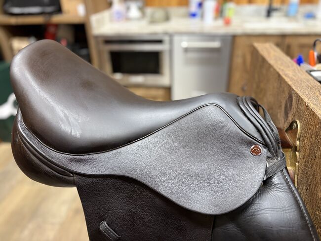 One year old fully custom Dresch jump saddle, Dresch , Alisha Hathaway, Springsattel, The Plains