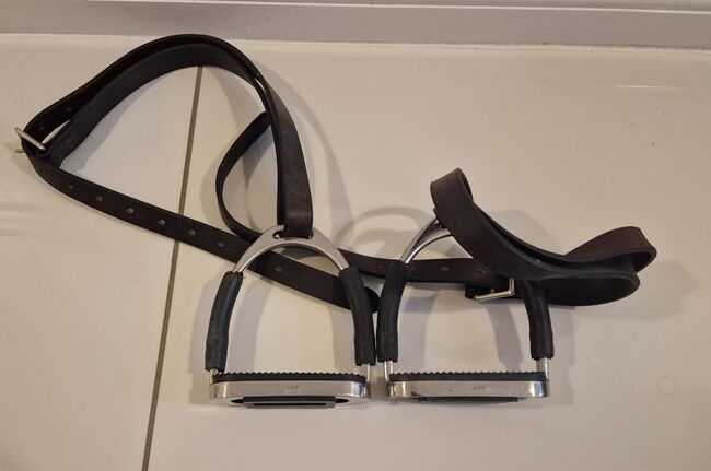 Pair of stirrups and leather straps, Catherine Henry, Ostrogi, Pontefract, Image 2