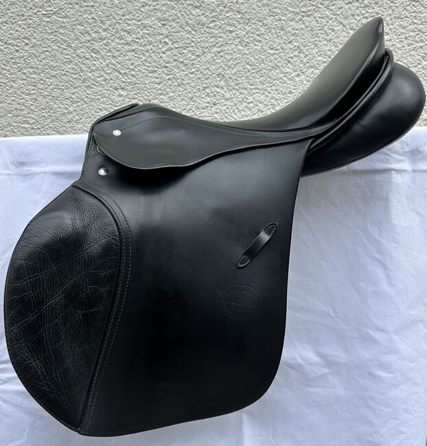 Passier Springsattel Paragon, schwarz, 17“, Edition M. Schaudt + Steigbügelriemen, Passier Paragon, Loesdau Sonderedition Martin Schaudt, Johanna , Jumping Saddle, Reutlingen 