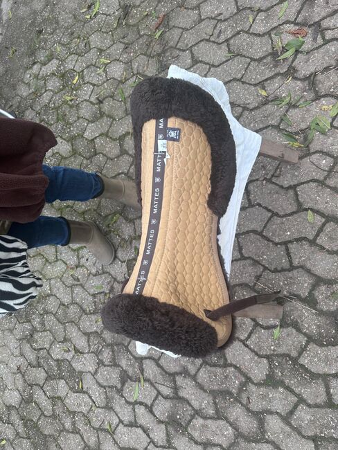 MATTES Sattelkissen mit Lammfell, Mattes, Claudia Moertter, Inne podkładki pod siodło, Krefeld