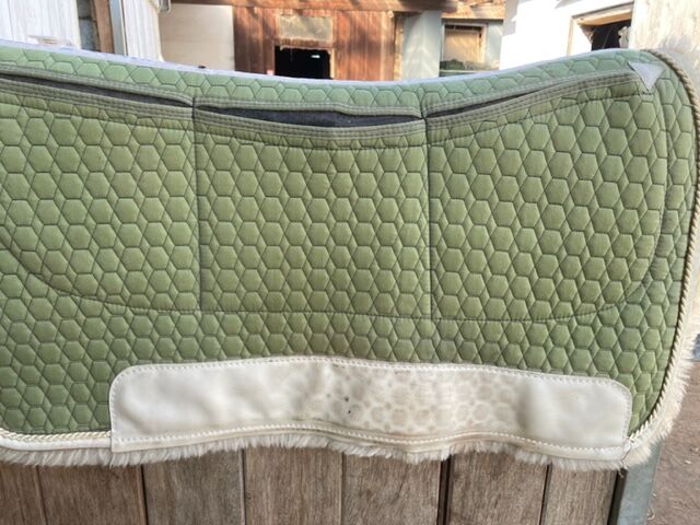 Fast neu: Mattes Lammfell Westernpad M mit Correction System und Mattes Gurt M, Mattes Lammfell Westernpad mit Correction System + Lammfell Gurt anatomisch M, Kerstin, Westernowo podkładki pod siodło, Eckersdorf