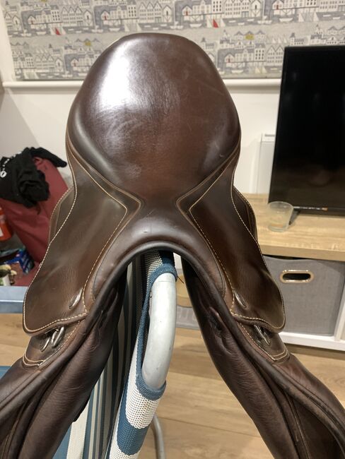 Prestige jumping saddle, Prestige, Megan Burbridge, Jumping Saddle, Wisborough Green, Image 3