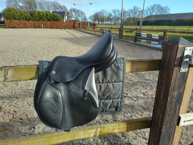 Prestige Meredith zwart springzadel, Prestige Meredith , Bernike Rijksen, Jumping Saddle, Deventer, Image 2