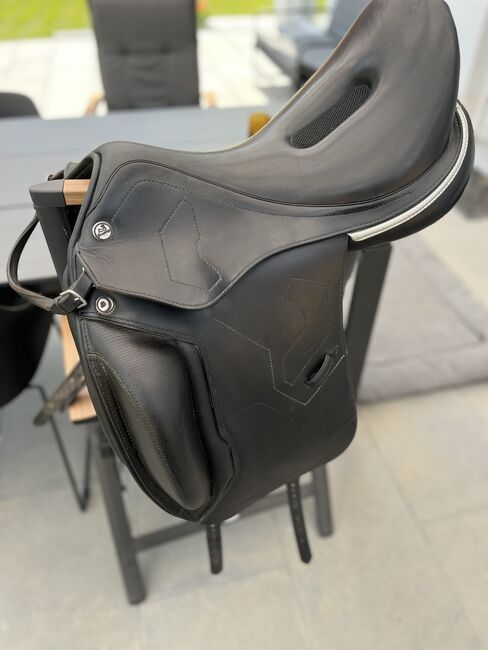 Prestige X-Breath 17“ Dressage K Lux – Schwarz/Silber, Prestige X-Breath, Madita Kay, Dressage Saddle, Wolfenbüttel, Image 4
