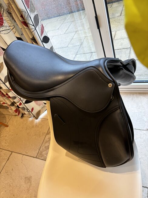 Prideaux Synthetic Close Contact Jump Saddle, Premier Equine  Prideaux Synthetic Close Contact Jump Saddle, Fiona Kennedy , Jumping Saddle, Gloucestershire , Image 3