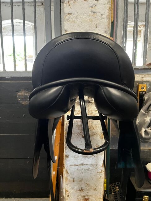 Prydi Switch GP Dressursattel – 17,5" – Medium Kopfeisen, Prydi Switch GP, Sarah K., Dressage Saddle, Kassel, Image 3